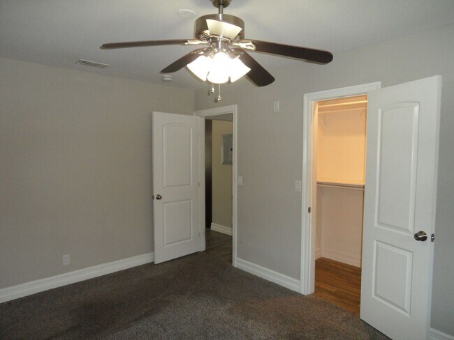 Building Photo - 300 1/2-204 1/2 E Mills Dr