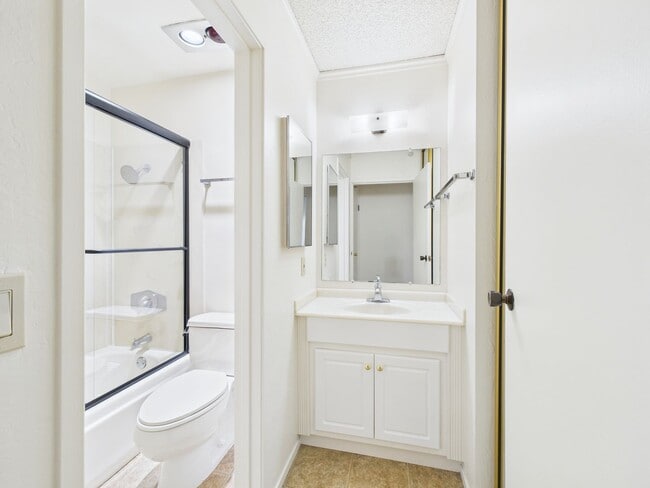 Building Photo - 1/1 Golden Oaks Condo for rent