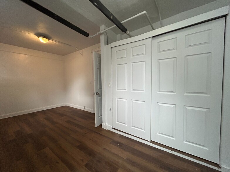 Building Photo - 381 E 160th St