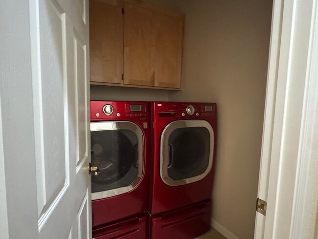 Building Photo - Skyhawk Single Level Beauty