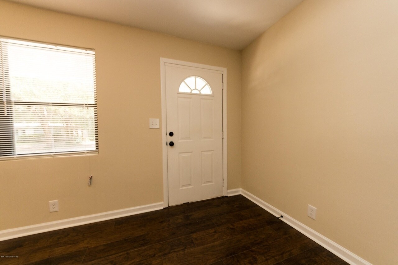 entry door - 3248 Shetland Rd W