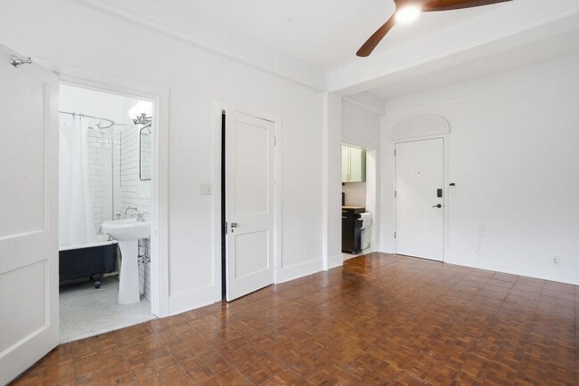 Building Photo - Studio off of Forsyth Park in Historic Downtown Savannah!