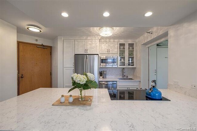 Building Photo - 1 bedroom, den with murphy bed, 1 cov parking, tropical grounds with pool, tennis courts +++++++