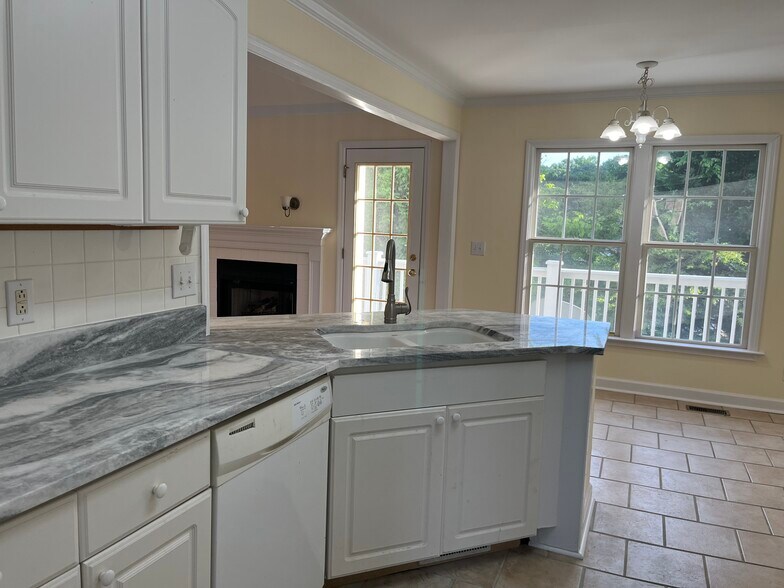 Building Photo - 6 Willow Tree Ct