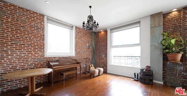 Building Photo - 257 S Spring St