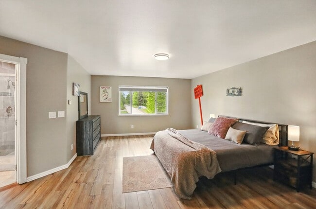 Building Photo - Short Term Rental! Beautiful Fully furnished 4 bedroom 2.5 bath