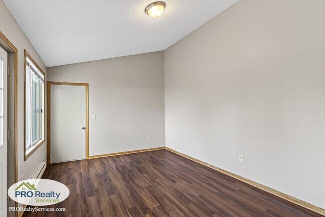 Building Photo - 3 Bedroom End Unit Townhouse