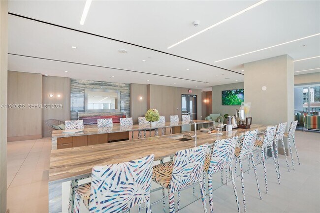 Building Photo - 700 NE 26th Terrace