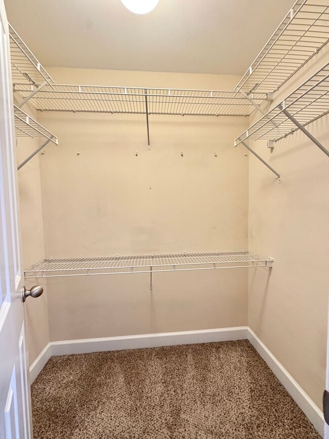 Building Photo - 3 Bed, 2.5 Bath Townhome w/ 2 Car Garage