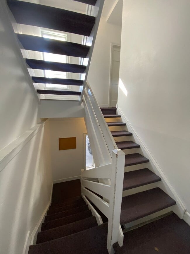Building Photo - Spacious 2 bedroom/1 bath 2nd floor Condo ...