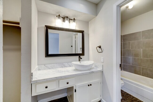 Building Photo - 2322 Dunlavy St