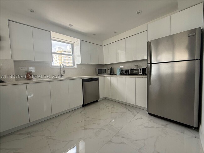 Building Photo - 5555 Collins Ave