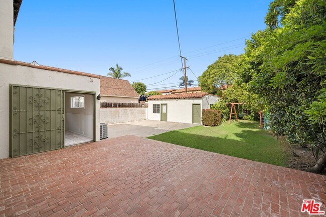 Building Photo - 120 S Poinsettia Pl