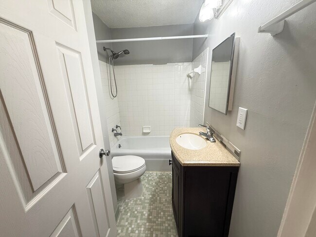 Building Photo - 116A Montrose Dr