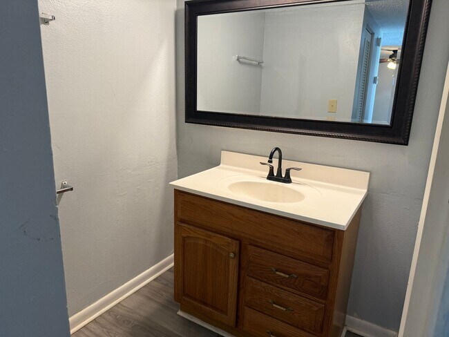 Building Photo - * MOVE IN SPECIAL * 1/2 OFF 2ND MONTH'S RENT!! Spacious 876 SF Unit - 2 bd / 1 ba near UF - Brand...