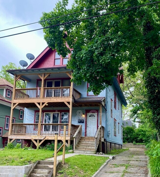 Building Photo - 400 Cloverdale Ave