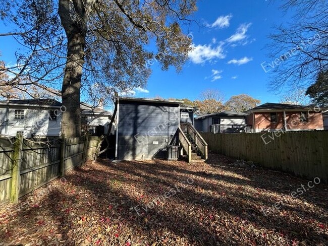 Building Photo - 998 Mayson Turner Rd NW