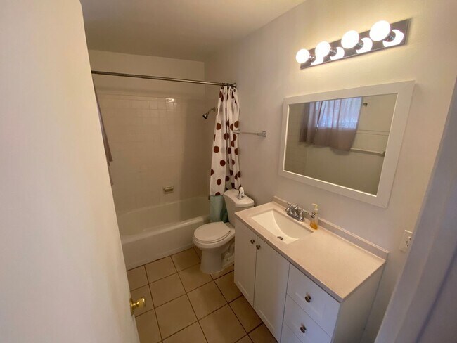 Building Photo - Light-Filled Tucson 2 Bedroom Rental – Mov...