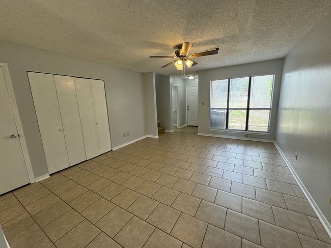 Building Photo - 2810 Villa Woods Cir