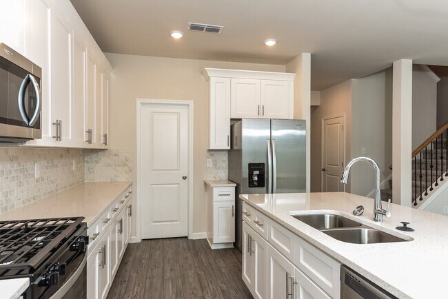 Building Photo - 5915 Green Ash Ct