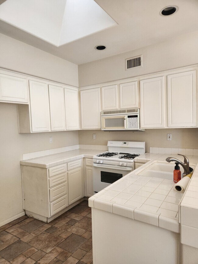 Building Photo - 2651 Dunstan Dr