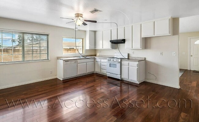 Building Photo - Lovely Single Story 4 Bed/2 Bath Home In R...