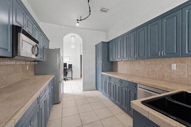 Building Photo - 2467 SE 19th St