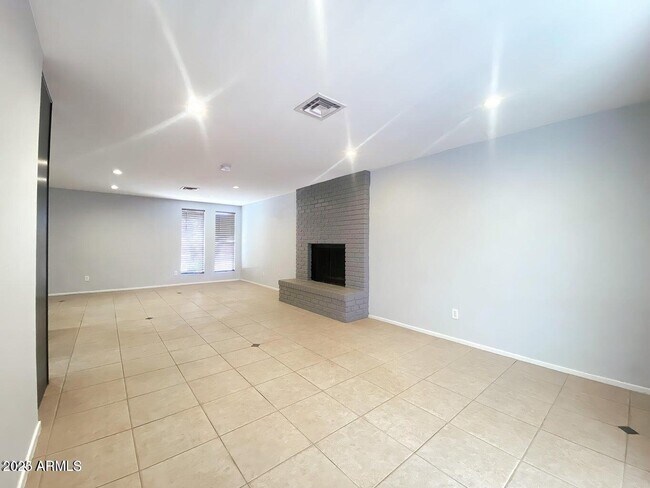 Building Photo - 1203 W Mariposa St