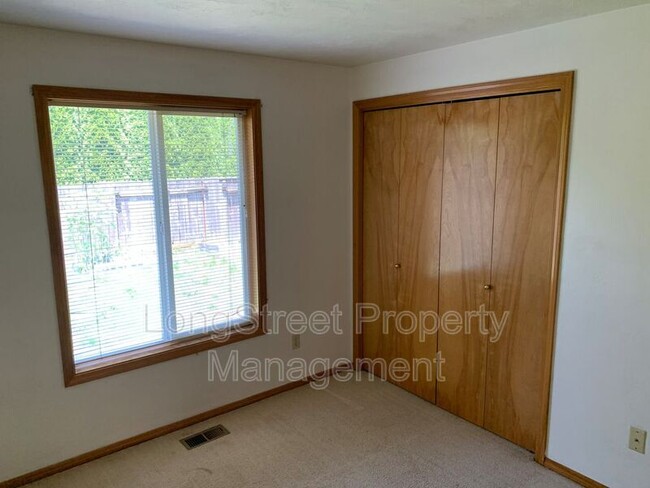 Building Photo - 3044 NE Glacier Way