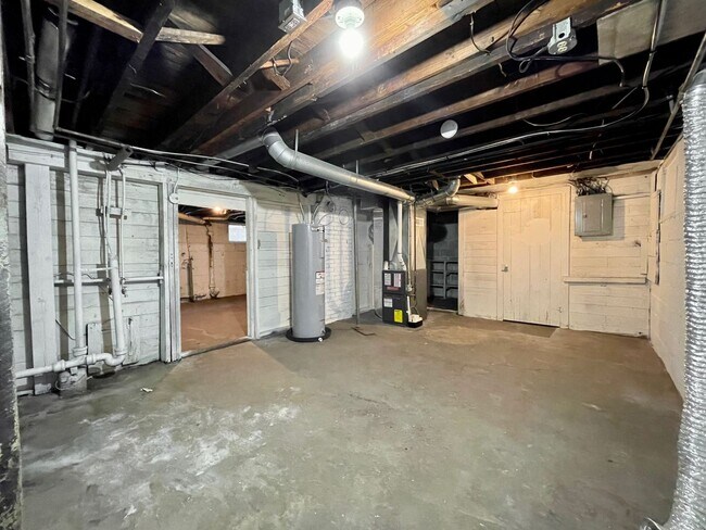 Building Photo - Grand 836/838