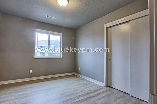 Building Photo - 3 Bed, 2.5 Bath Townhome in Orchards by Pr...