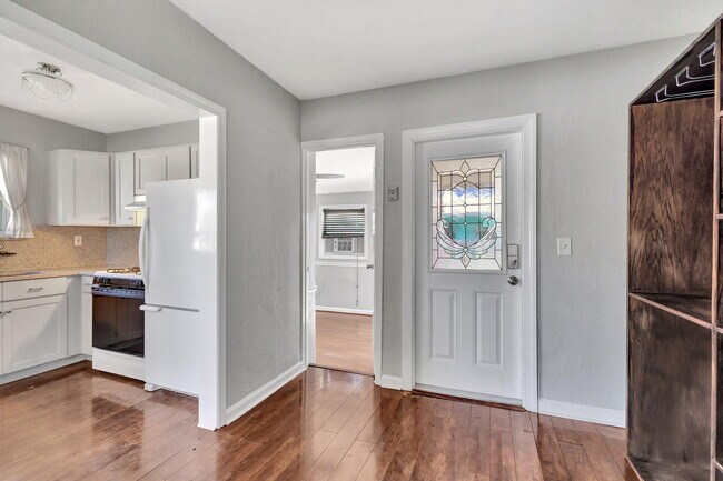 Building Photo - 736 Rockland Dr