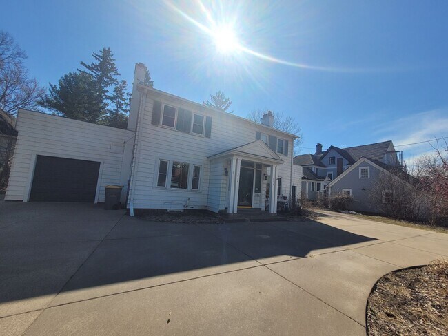 Building Photo - 225/227 Summit Ave