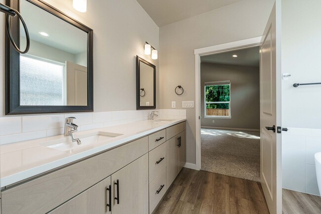 Building Photo - Spacious 4BR Modern Retreat and Luxury Liv...