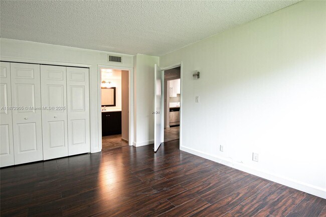 Building Photo - 100 Lakeview Dr