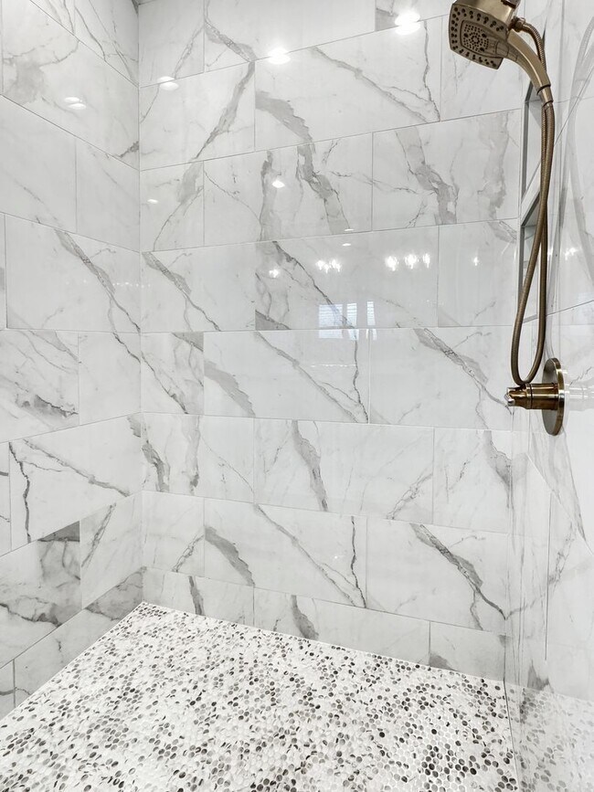 Building Photo - High-End Executive Living in Gated South Tulsa Community