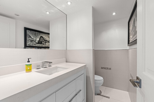 Building Photo - 520 Brickell Key Dr