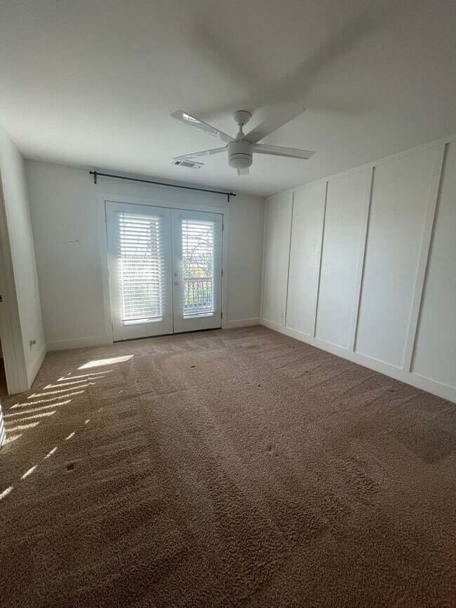 Building Photo - 561A Veritas St