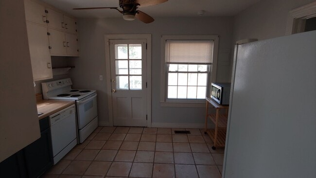Building Photo - Nice 2 bedroom Home
