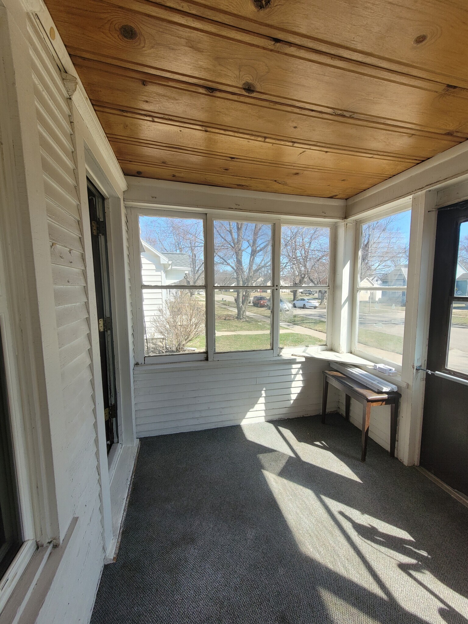 Bright front porch - 819 Hawthorne Ave