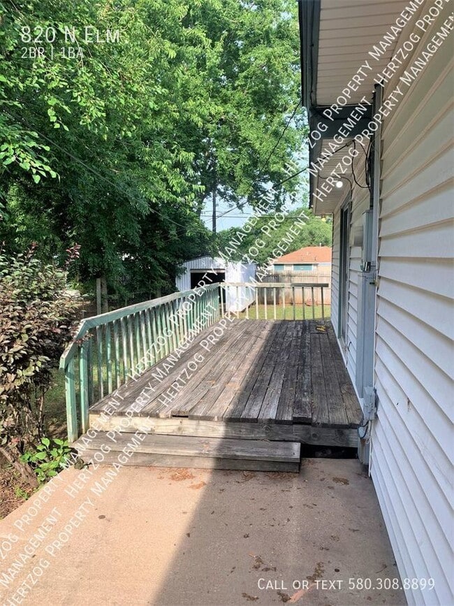 Building Photo - 820 N Elm-