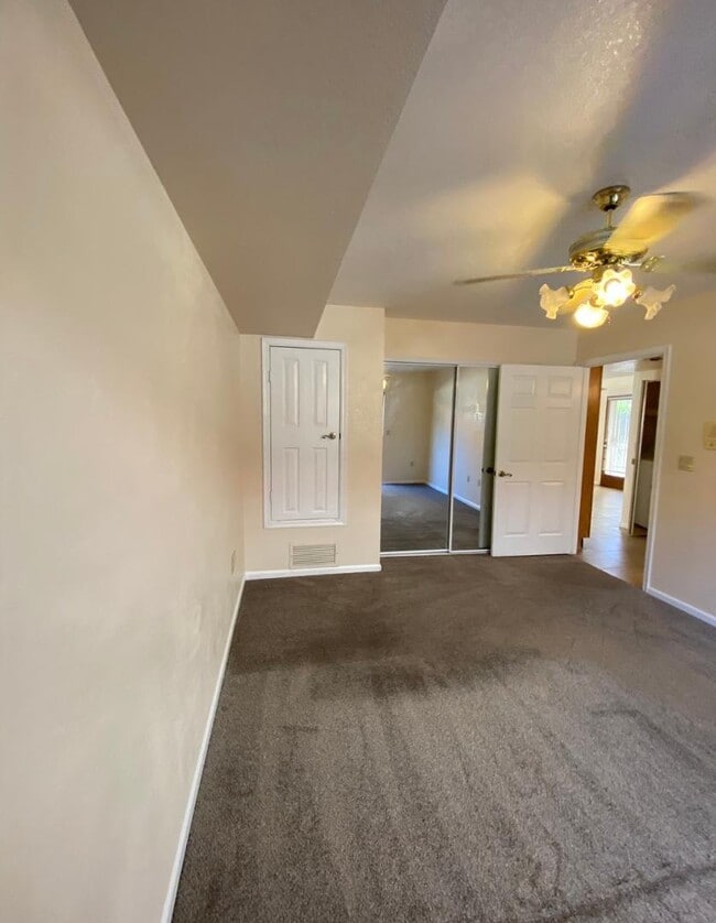 Building Photo - 721 N Mallard St