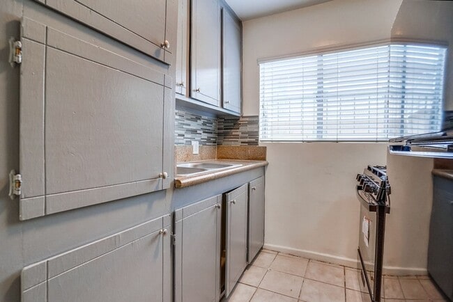 Building Photo - 2425 S Ridgeley Dr