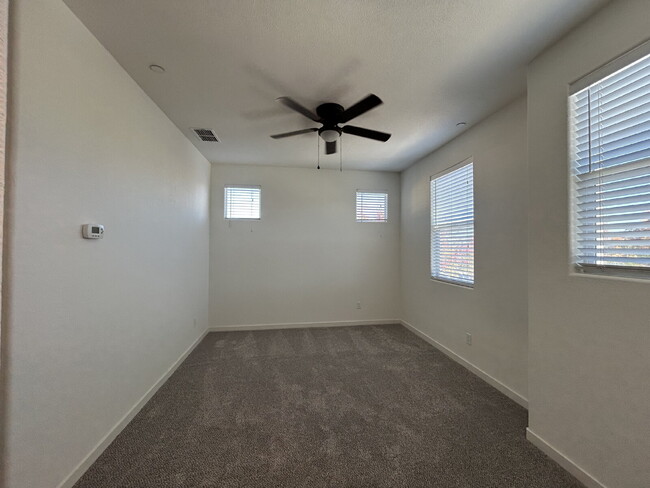 Building Photo - Fresh 3 Bed, 2 Bath Home - Close to shopping!