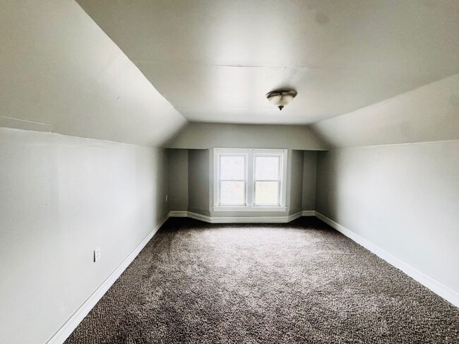 Building Photo - 692 E 128th St