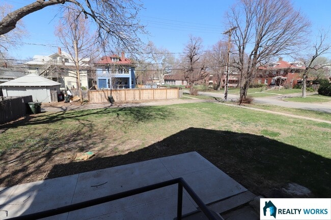 Building Photo - Spacious Two Bed One and a Half Bath