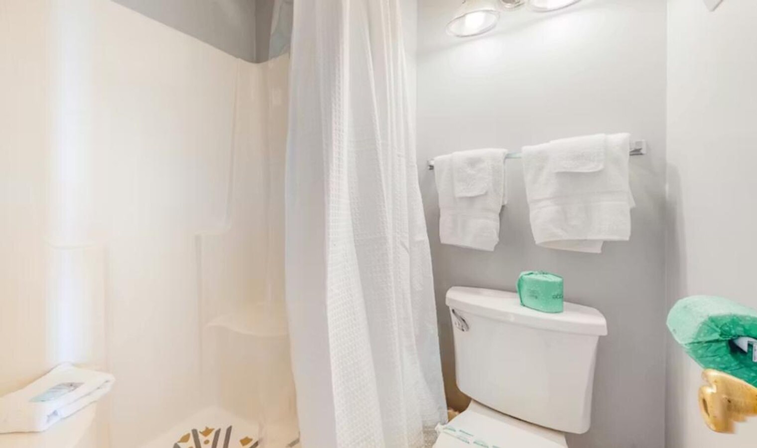 Building Photo - 952 W Beach Blvd