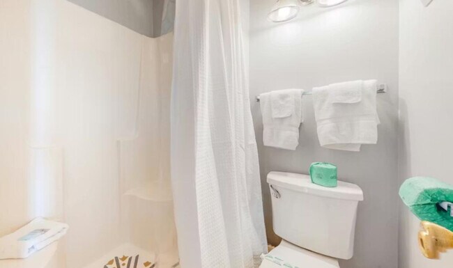 Building Photo - 952 W Beach Blvd