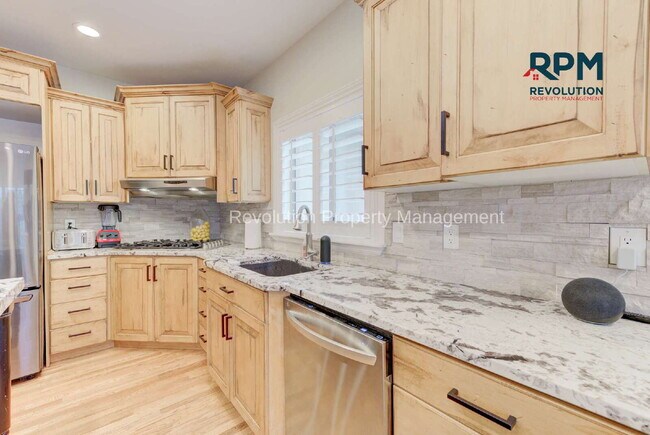 Building Photo - "Spacious Elegance: Stunning 6-Bedroom Ret...