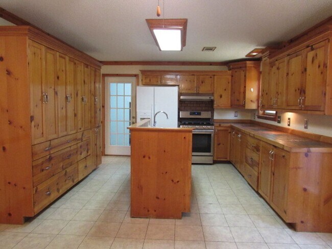 Building Photo - Nice brick home in Molino.